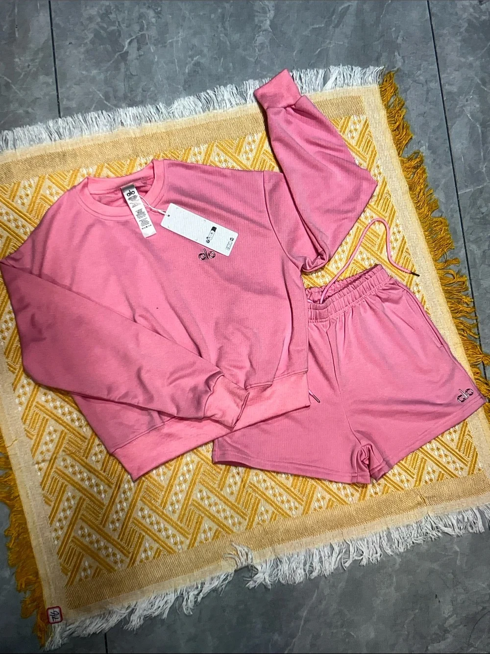 Alo Yoga Pink Lounge Set Sweatshirt & Shorts Matching Set Women’s Size S - Picture 3 of 10